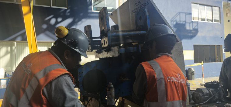 Técnicos de Congloser trabajando en el overhaul de un conjunto mecánico