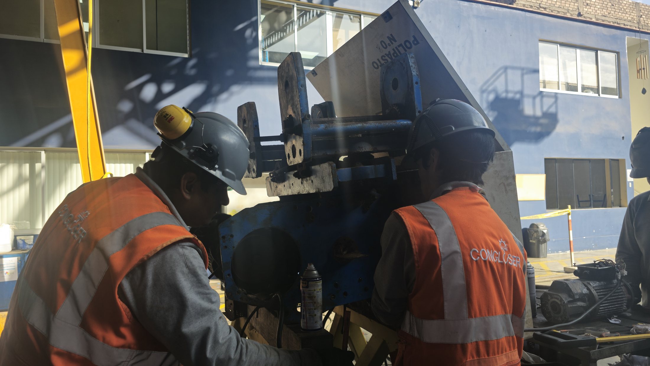 Técnicos de Congloser trabajando en el overhaul de un conjunto mecánico