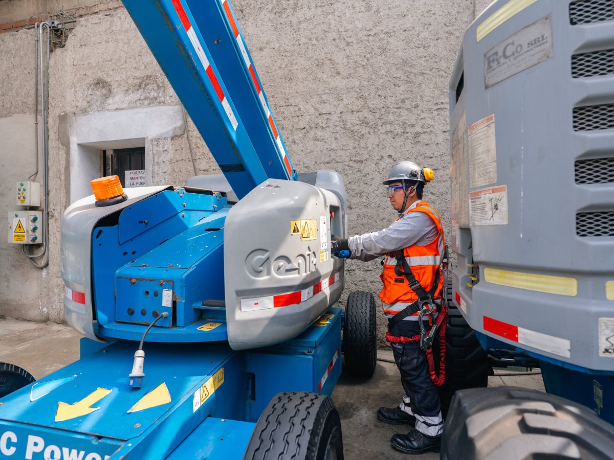 Técnico realizando diagnóstico a una plataforma elevadora articulada