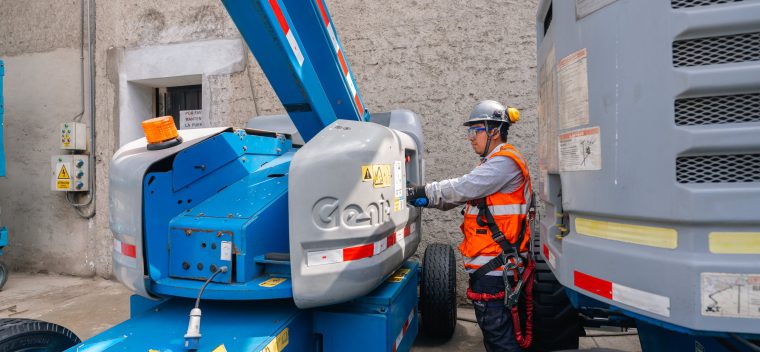 Técnico realizando diagnóstico a una plataforma elevadora articulada