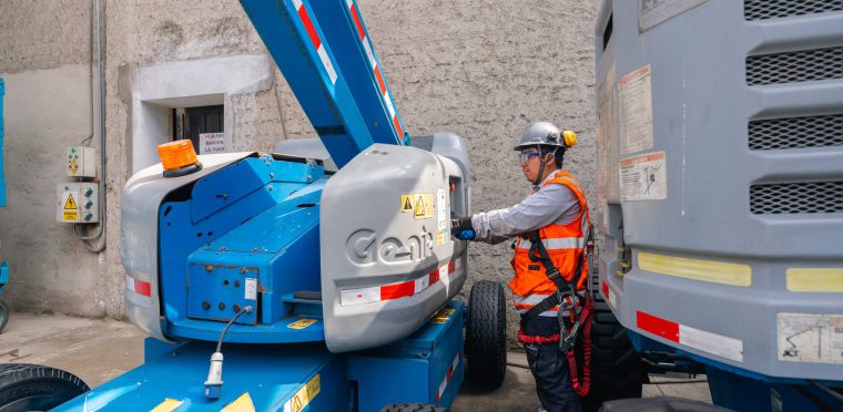 Técnico realizando diagnóstico a una plataforma elevadora articulada