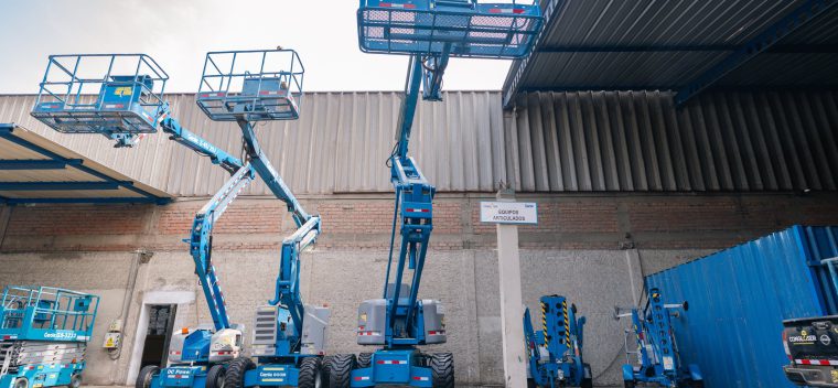Flota de plataformas elevadoras articuladas y de tijera lista para operar