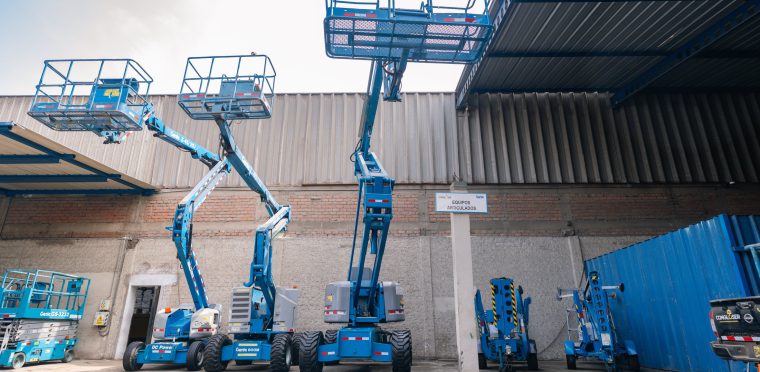 Flota de plataformas elevadoras articuladas y de tijera lista para operar