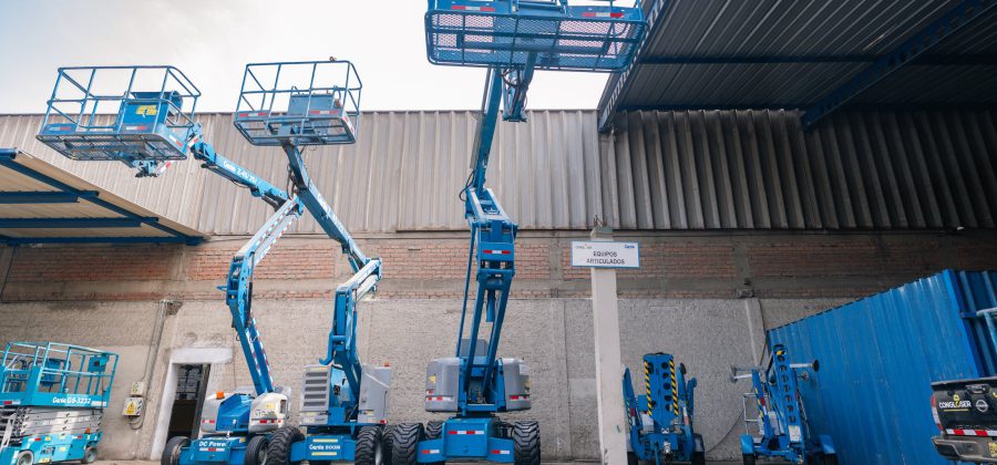 Flota de plataformas elevadoras articuladas y de tijera lista para operar