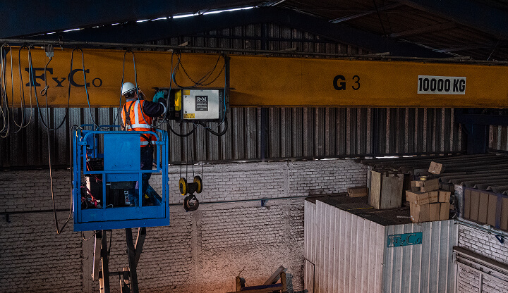 Operador certificado trabajando en altura desde una plataforma articulada