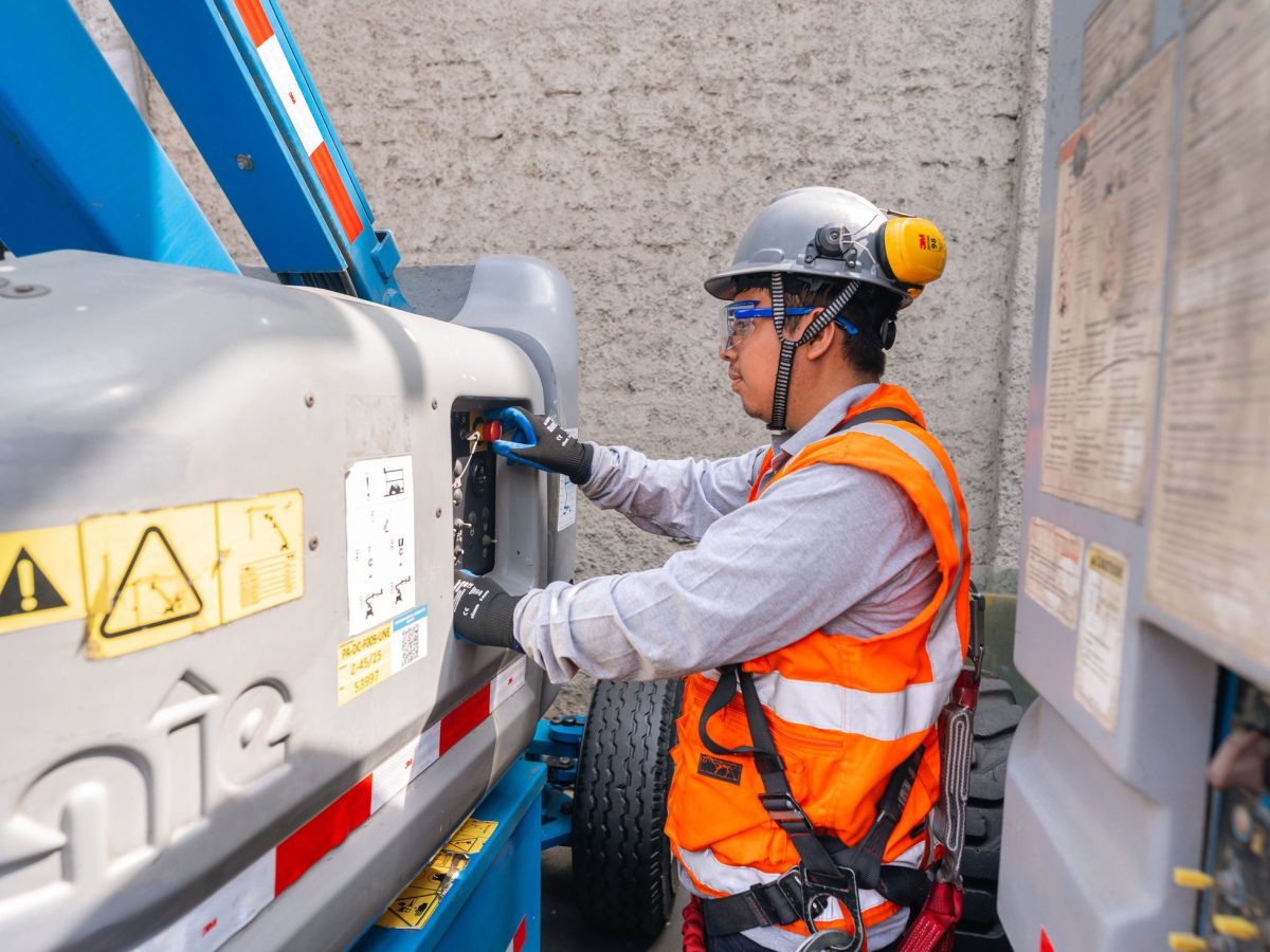 Técnico inspeccionando los controles de una plataforma elevadora articulada