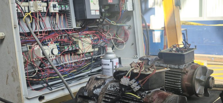 Motores eléctricos y tablero de control durante trabajos de reparación